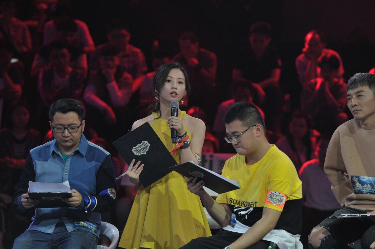 《足球解说大会》*放播**量破十亿体育综艺迎来“另类”样本