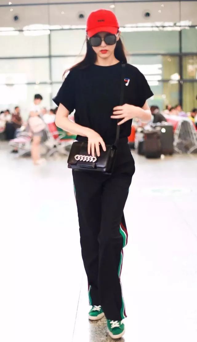 第一个在裤子侧面加条纹的那个人可以获终身成就奖了，易烊千玺鹿晗宋茜都会同意的