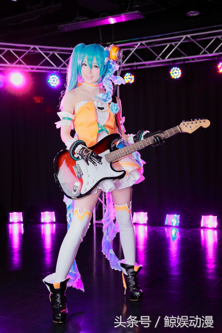 初音未来赛博朋克风cos,初音未来cos拿录取通知书