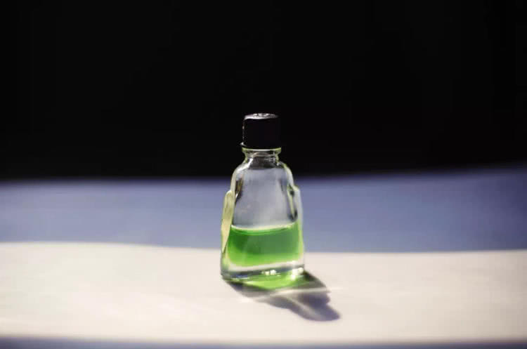 冰箱里可以放橘子皮来去除异味吗,桔子皮和橘子皮可以除车内异味吗