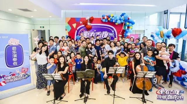 世界杯开幕人群组成球员踢球,百度世界杯活动