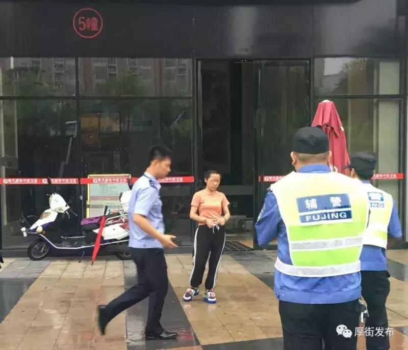 4岁男孩被打满身伤痕,小孩被父母暴打脸打肿