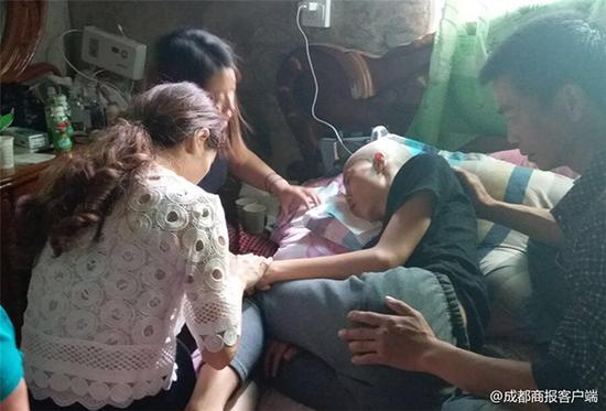 223岁小伙喝百草枯家属放弃治疗,小伙子喝下百草枯家人放弃治疗