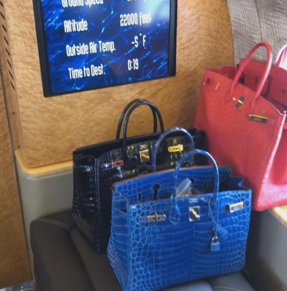 仅仅名包就价值百万，梅威瑟为这位性感女友真是下了血本