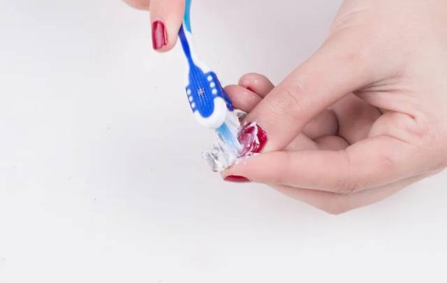 如何洗白袜子又快又白,洗白袜子用什么洗干净