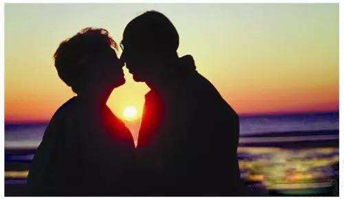 知命之年，怀疑妻子与人有染，心里过不去这个坎，我该怎么办？