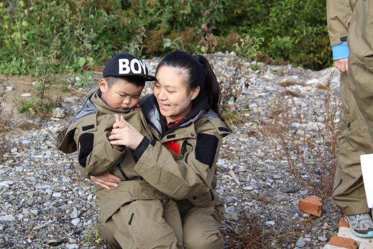 别让你的孩子玩手机了,不要让你的孩子带着伤疤长大