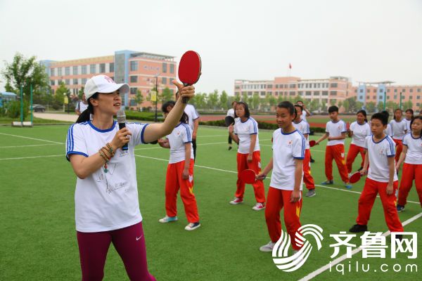 王楠公益,小球大爱公益活动女单冠军