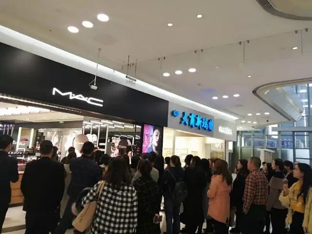 mac魅可丝缎柔雾唇膏31是什么颜色 (魅可立体凝彩唇膏三色试用装)