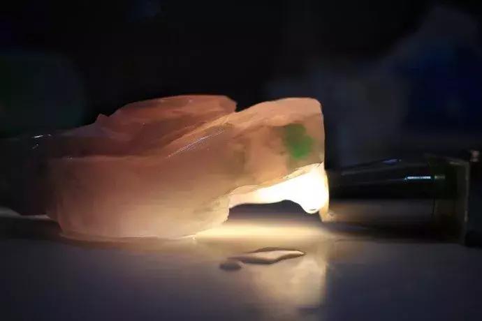 偷老婆的买车本18w入手一块木那料，一刀切涨十几倍！