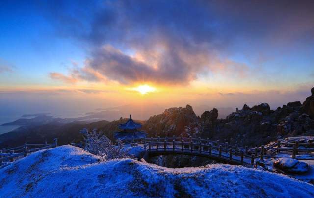 晚上在青岛吹着海风吃海鲜,青岛吹着海风吃着烧烤