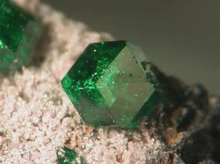 这石头有水果名字，有人称它为女性之石或一月出生者的守护石