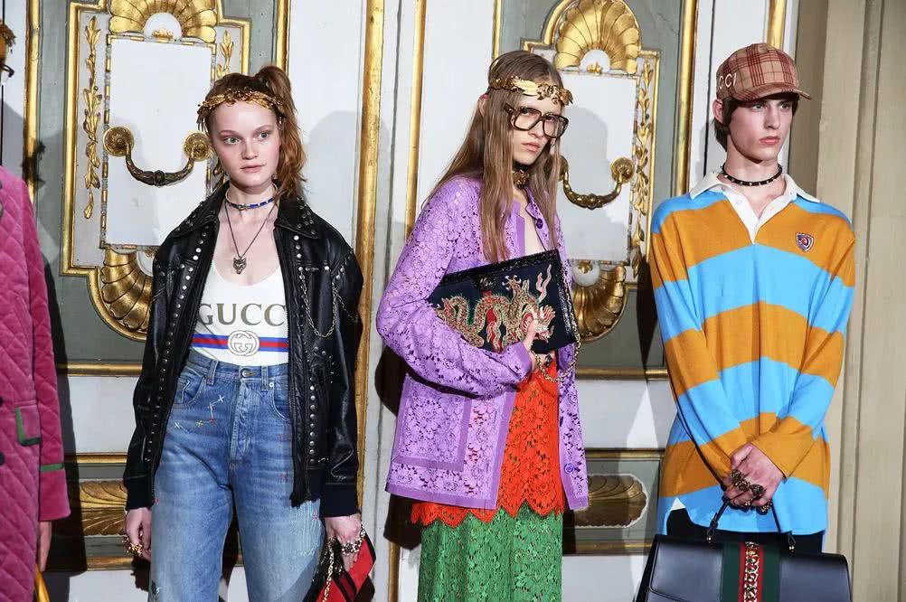 泳衣要买紧的还是刚好合适的,泳衣是建议买小还是买大