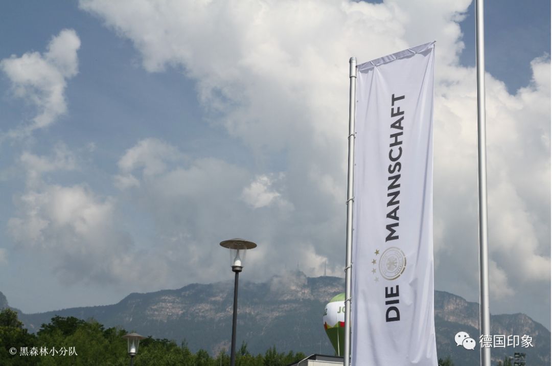 德国夺冠后向观众展示大力神杯,2022世界杯德国队虽败犹荣