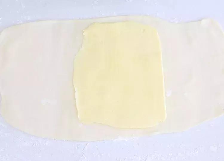 层层酥脆奶香浓郁太好吃了,榴莲酥有层次的酥皮