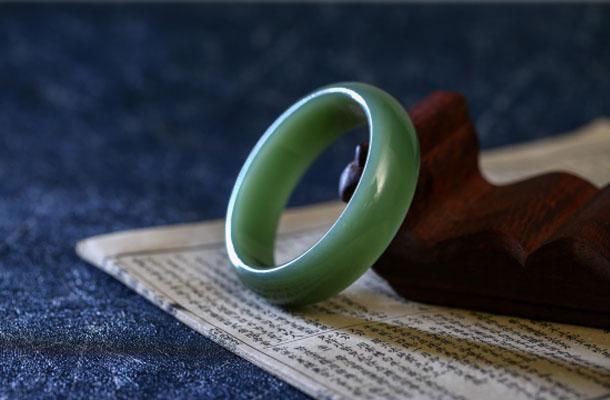 白玉光手镯怎么选,日月昌珠宝图片