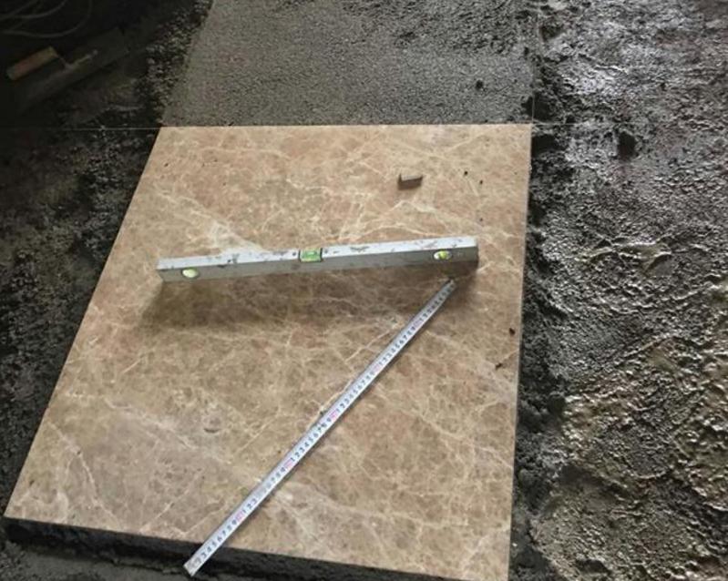 师傅说找平后铺地砖不会空鼓，然而施工到一半，业主就叫停了