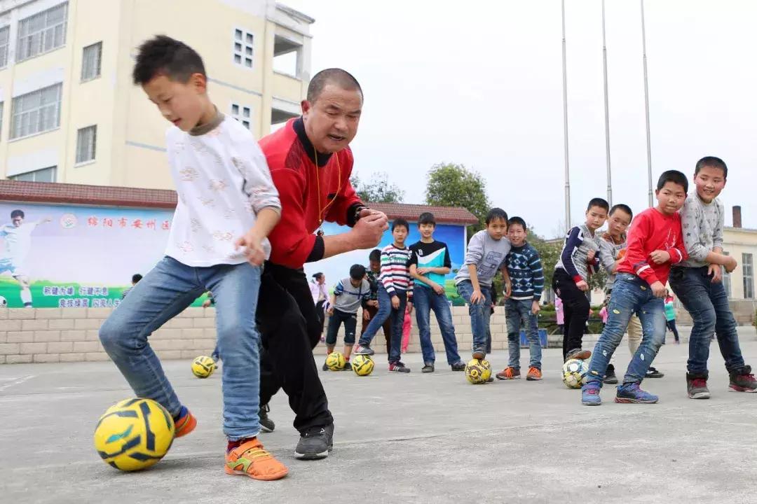 缁甸槼灏忔湅鍙嬪弬鍔犱笘鐣屾澂,缁甸槼灏忓婕斿嚭