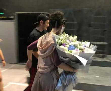 黄晓明baby小海绵同框新闻,黄晓明angelababy同框带小海绵出游