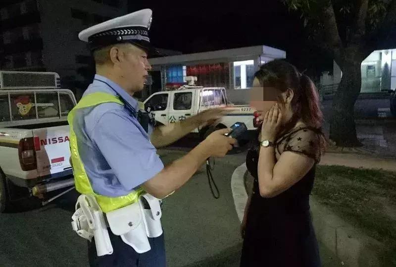 金华女司机违章刚拿驾照被扣12分,女司机穿高跟鞋扣分吗