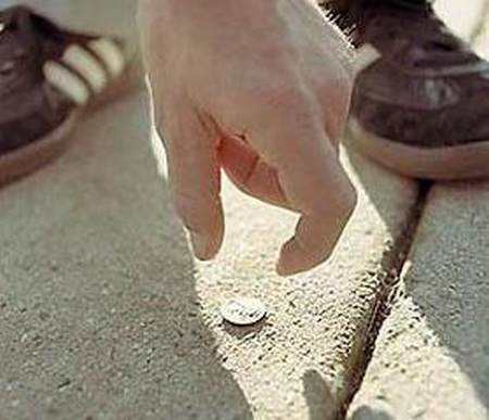 地上掉钱不能随便捡,哪种地方掉钱不能捡