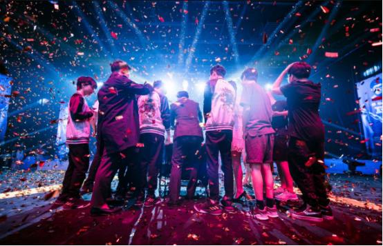 rng夺冠粉丝泪目,rng夺冠中国粉丝庆祝震撼场面