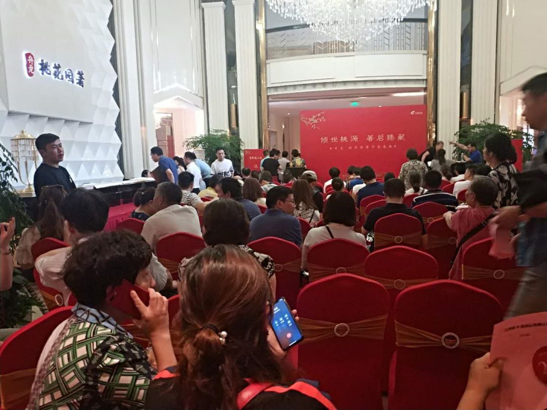 河西开盘：现场踢足球，弄错号码喊来警察，还有盘首付降至三成……