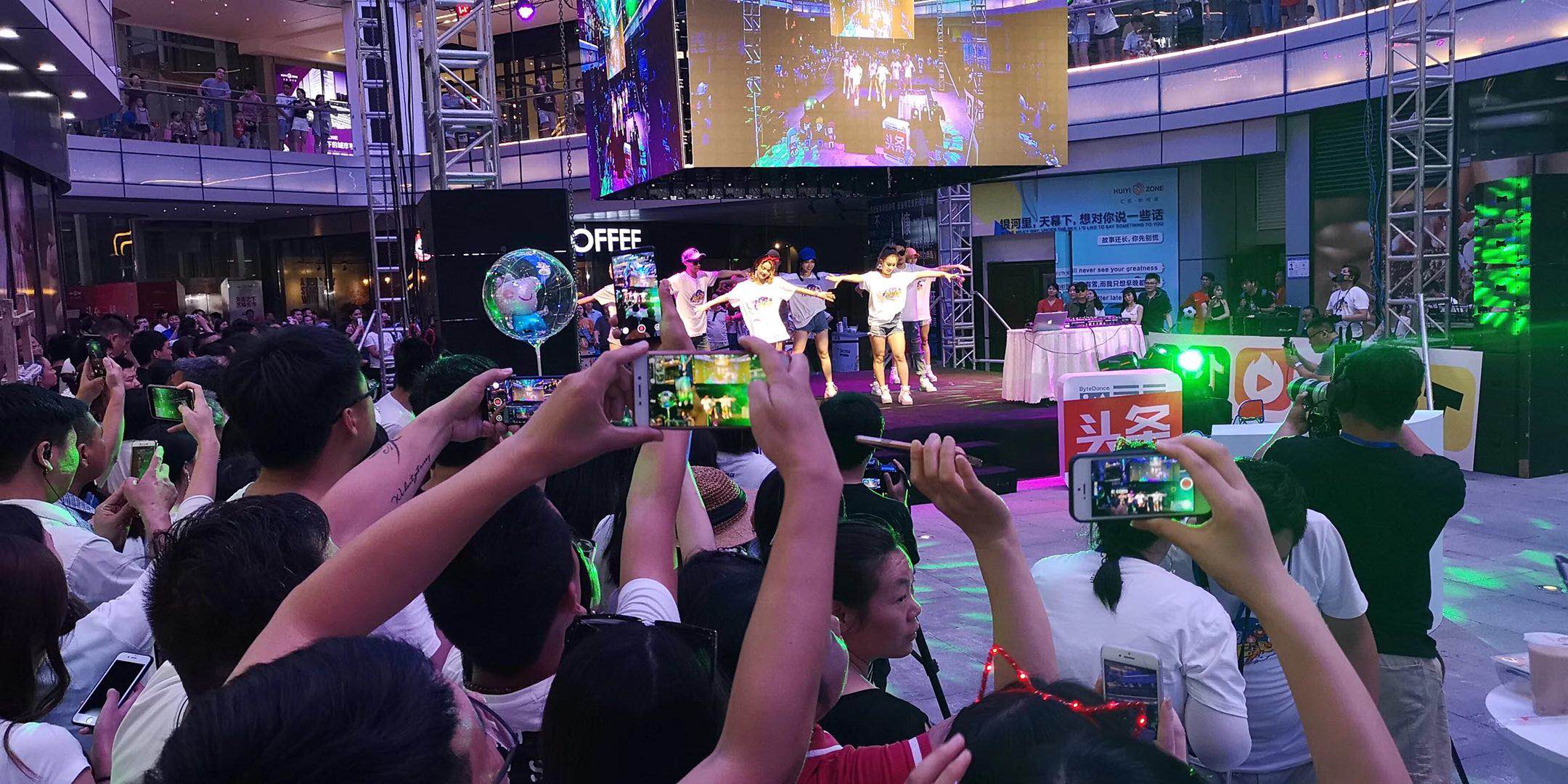 郑州汇艺银河里天幕图片,汇艺银河里天幕现在开了吗