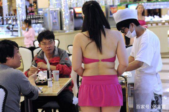 在看世界杯时，美女服务员竟然在点餐时被人*拍偷**了，球迷愤怒了