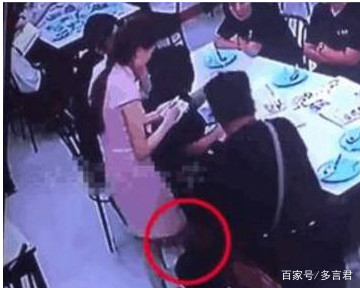 在看世界杯时，美女服务员竟然在点餐时被人*拍偷**了，球迷愤怒了