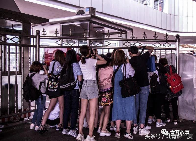 戏子当道，英雄无人问津，粉丝：每月花6000追星半年逃课9次接机