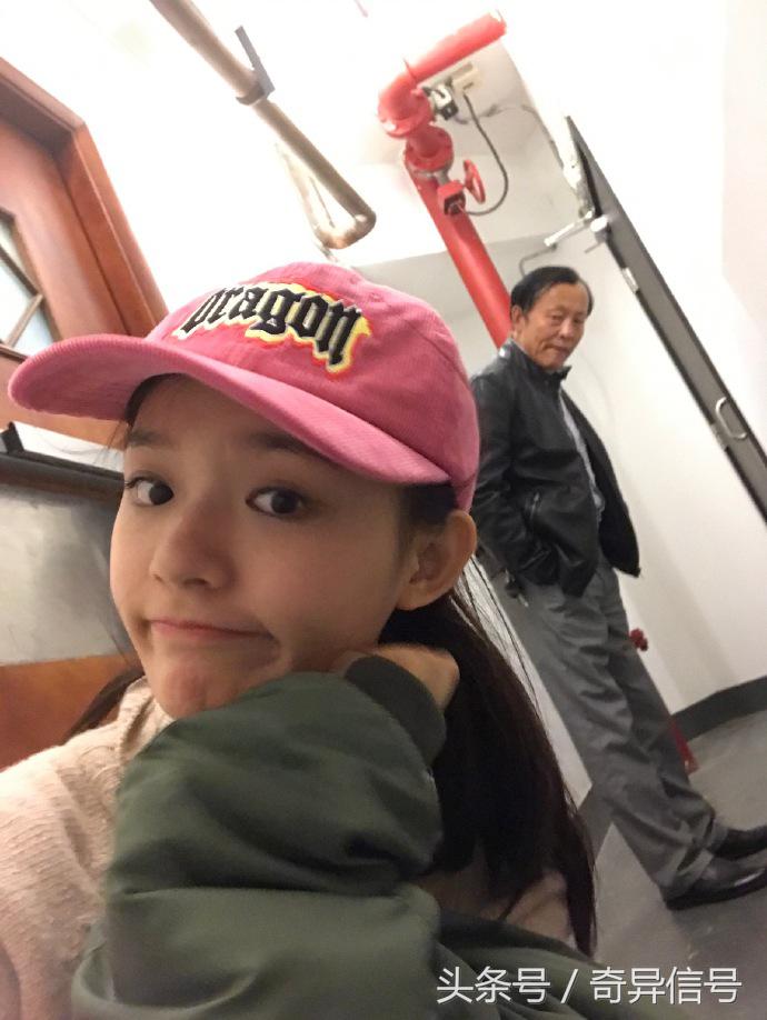 林允给爸爸买了台手机险遭退货，网友：看来我们的父母都一样