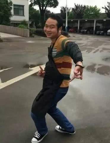 还记得《功夫》里露屁股的那个人吗？如今37岁的他变成了这样