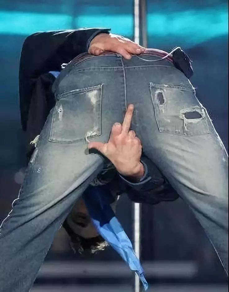 世界杯开幕式上的歌手竖中指,世界足球杯开幕式唱歌的人是谁