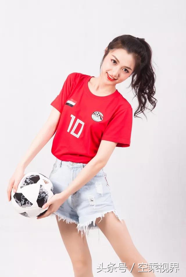 空乘变身秀,空姐化身足球宝贝