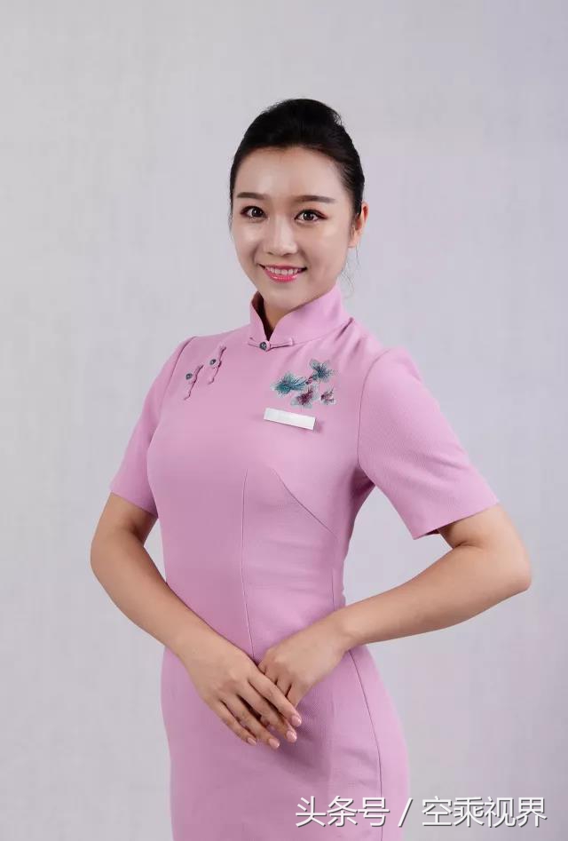 空乘变身秀,空姐化身足球宝贝