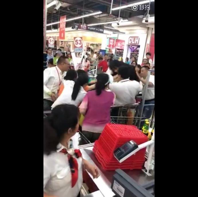 超市两名女员工打架,超市两名女人打架