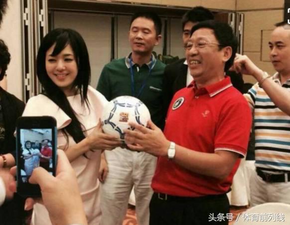 比苍井空还痴狂!女星愿为日本男足脱裤子,为蹭世界杯热度真拼了