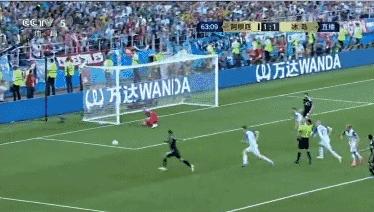 今天被冰岛人刷屏，快笑岔劈了！导演扑球算啥……