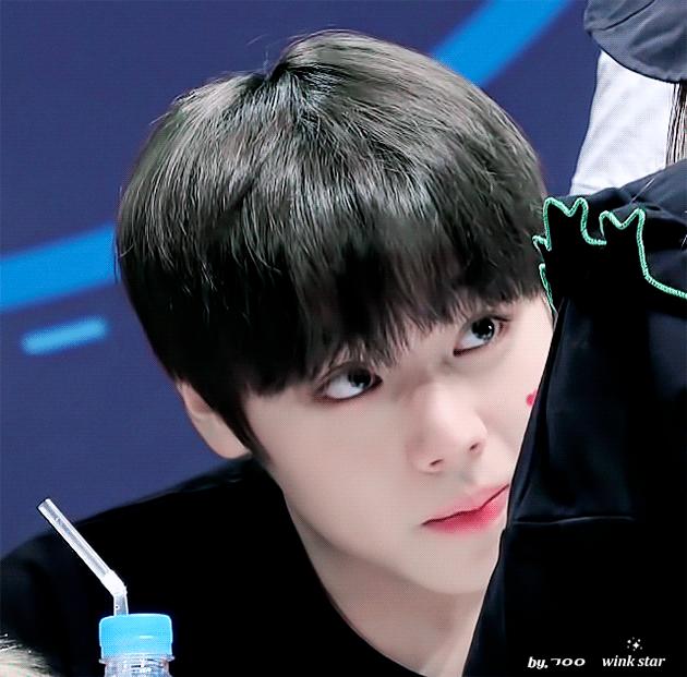 朴志训看到粉丝的应援,pann热议