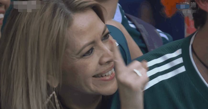 赢球就像过年！墨西哥美女球迷手舞足蹈，而勒夫这组动作很尴尬