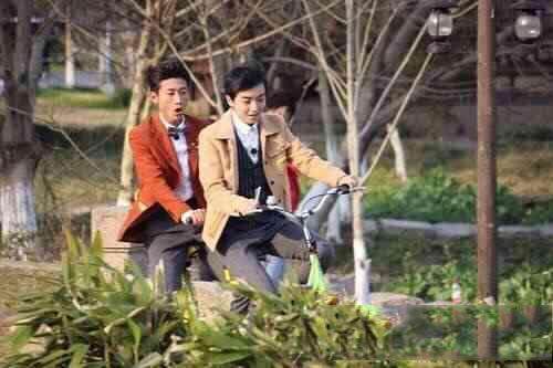 王俊凯王源和易烊千玺骑单车,tfboys王俊凯易烊千玺甩头