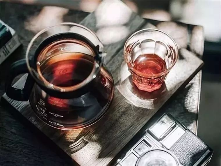 喝咖啡玻璃杯还是陶瓷杯,喝咖啡用陶瓷杯还是玻璃杯