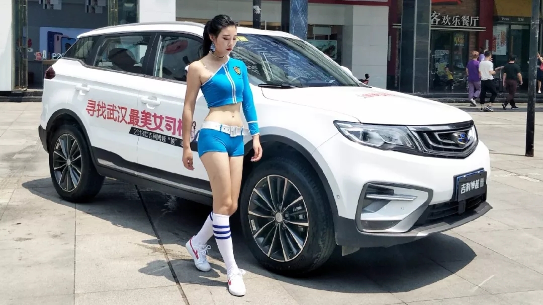 看花样女司机秒变足球宝贝，玩转世界杯！