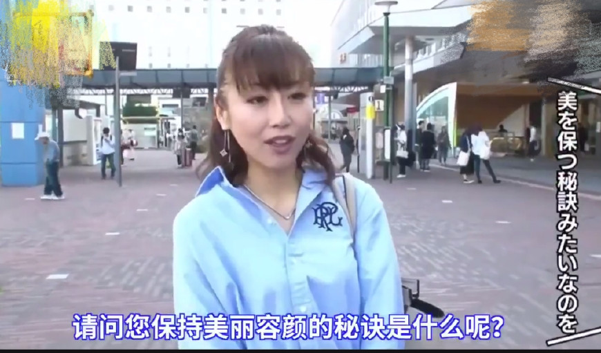 来日本旅游你会发现日本女人很显年轻,日本这位妈妈2个字真相了