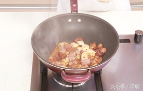 如何制作炒年糕简单又好吃,新疆大厨教你做饭店炒年糕