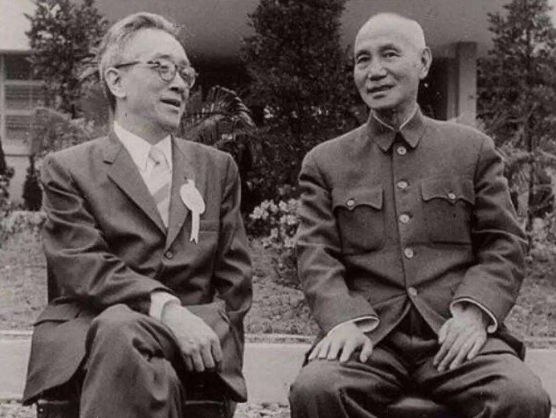 郭沫若谈胡适,郭沫若给胡适鞠躬