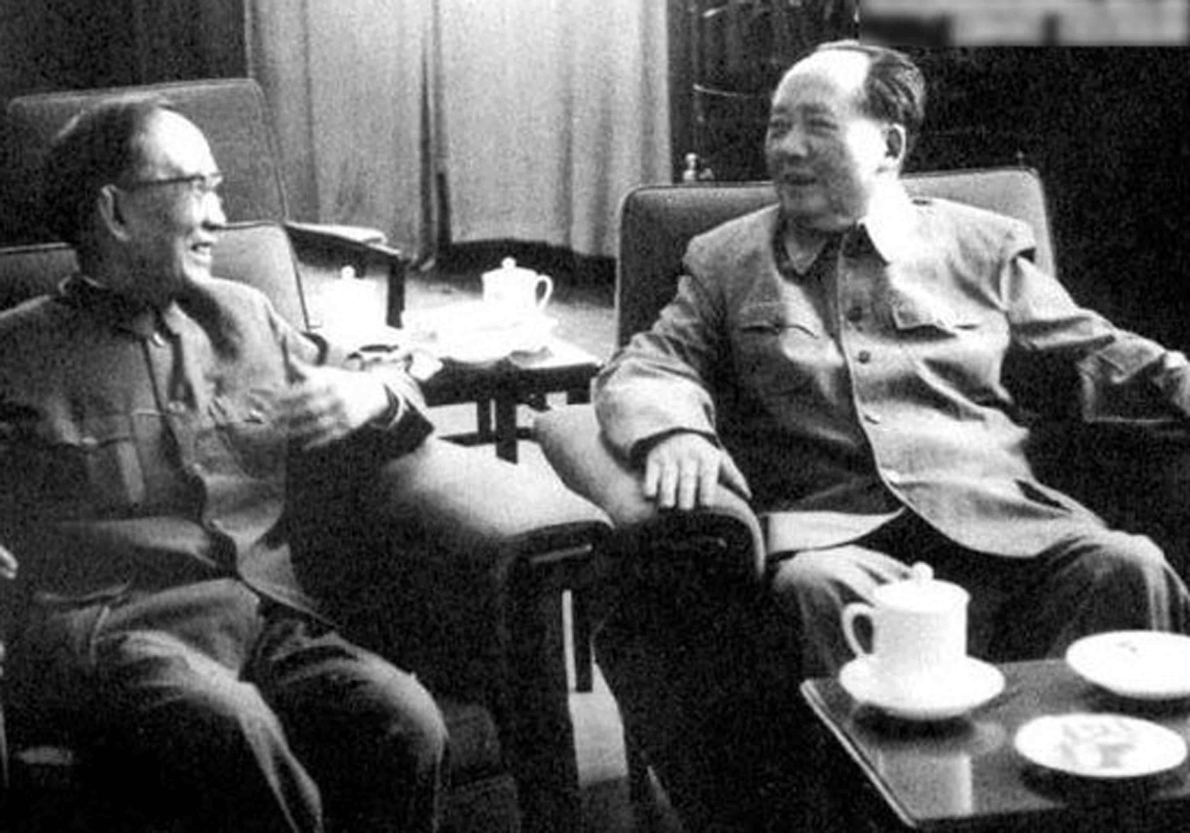 郭沫若谈胡适,郭沫若给胡适鞠躬