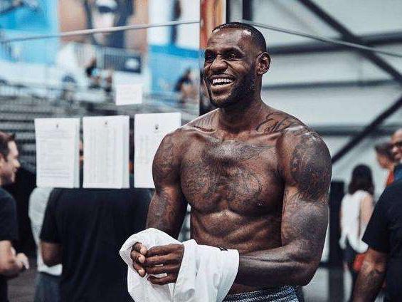 足球名将c罗身高多少,足球运动员有谁的身材跟c罗一样