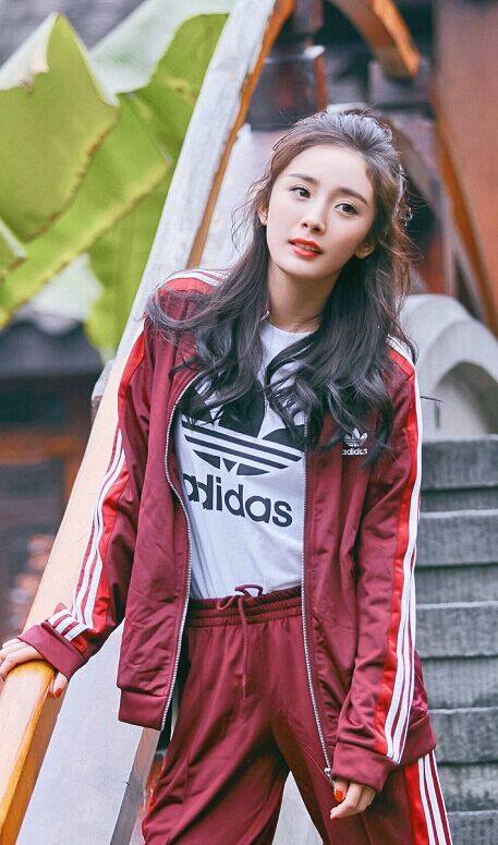 迪丽热巴粉色运动装,杨幂迪丽热巴的衣服